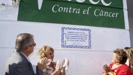 De derecha a izquierda la Alcaldesa la presidenta de la Junta Local de la AECC y el delegado de Salud descubren el azulejo